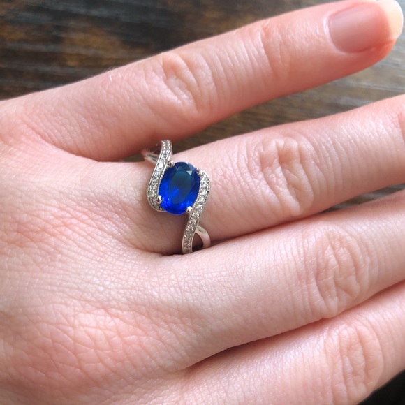 BOGO NWT Costume jewelry ring with blue rhinestone, size 7 - Picture 4 of 5